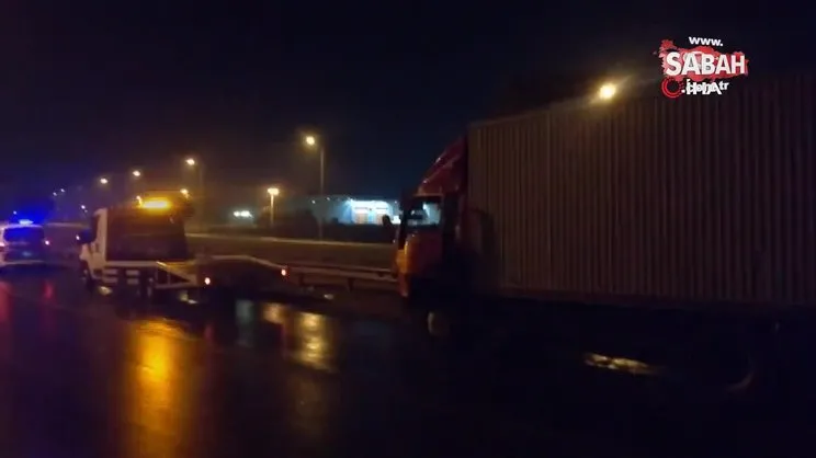 İzmir’de feci kaza! Kamyon bariyere çarptı: 1’i ağır 3 yaralı | Video