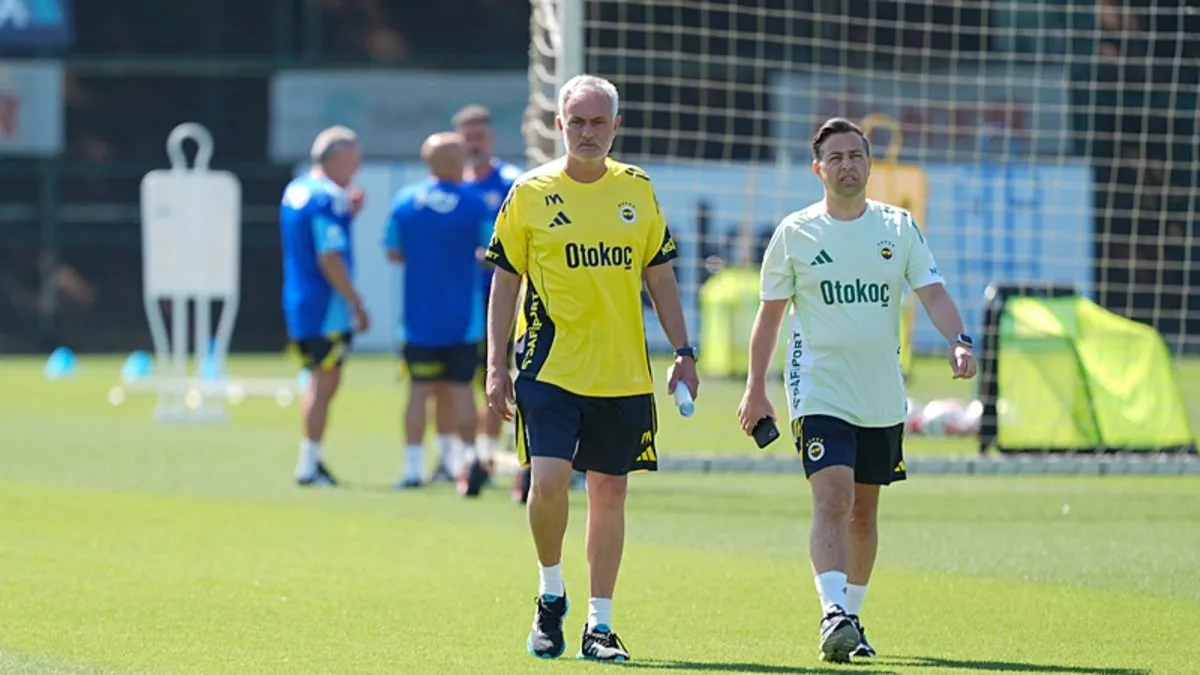 Son dakika Fenerbahçe haberi: Fenerbahçe, Jhon Duran sonrası bir transferi daha bitiriyor! Mourinho ısrarla istiyordu...