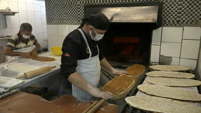 lahmacun-bodrumda-200-tl-yarim-metresi-gaziantepte-10-tl-1624781545087.jpg