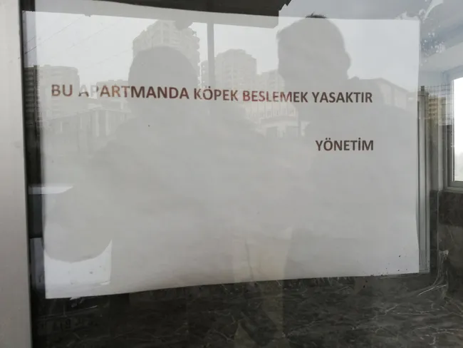 apartman-yonetiminden-tepki-ceken-uyariadanada-bir-sitenin-girisine-kopekler-ve-kuryeler-giremez-yazisini-asan-yoneticiye-kuryeler-tepki-gosterdiadana-1617617874928.jpg