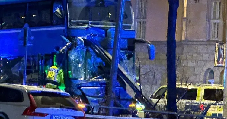 İsveç’te çift katlı otobüs durağa daldı