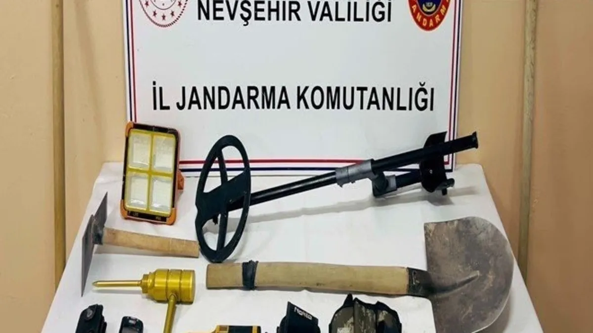 Nevşehir'de jandarma ekiplerinin kaçak kazı operasyonu sırasında ele geçirilen kazı malzemeleri.