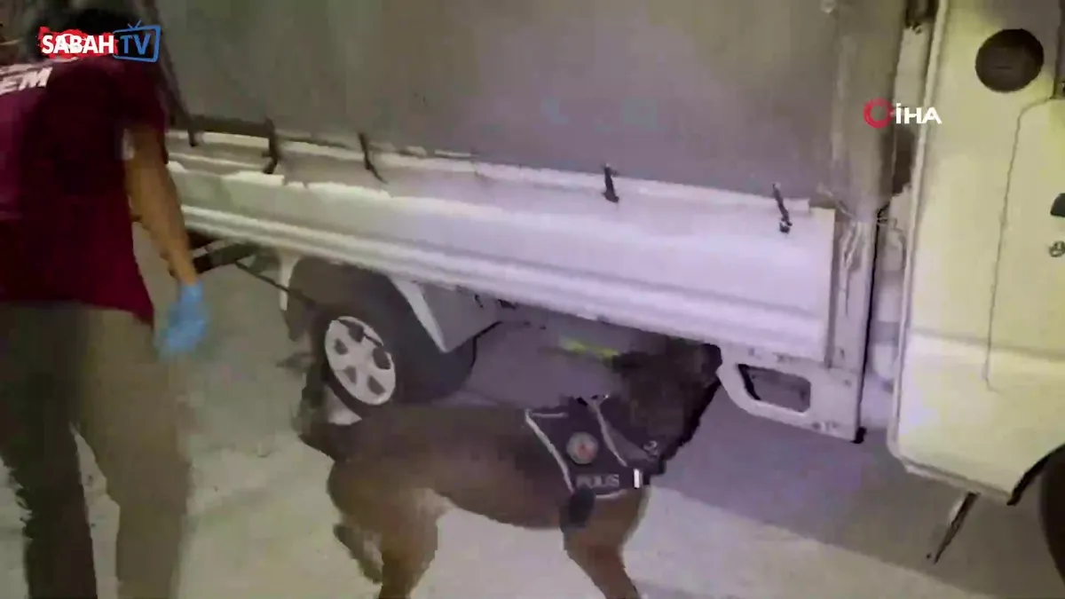 Kamyonetteki ev eşyası taşıması narkotiğe takıldı: 144 bin 900 adet sentetik hap ele geçirildi | Video videosunu izle Kamyonetteki ev eşyası taşıması narkotiğe takıldı: 144 bin 900 adet sentetik hap ele geçirildi | Video videosunu izle