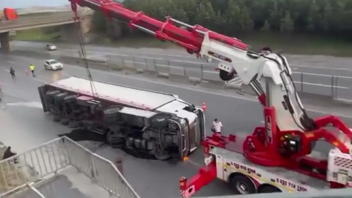 Kocaeli'de kontrolden çıkan TIR devrildi