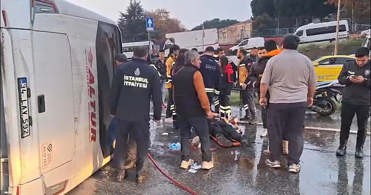 Maltepe’de servis minibüsü devrildi! Yaralılar var