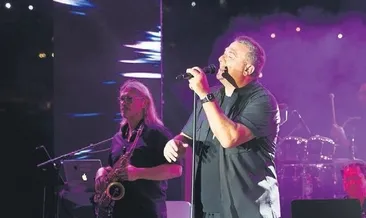 Deniz kenarında Antonis Remos rüzgarı