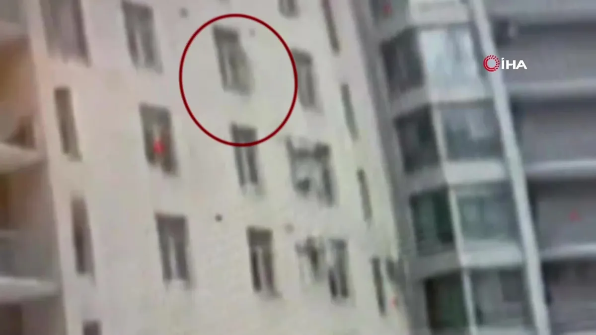 7’nci kattan düşen çocuğu apartman görevlisi havada yakaladı | Video videosunu izle 7’nci kattan düşen çocuğu apartman görevlisi havada yakaladı | Video videosunu izle