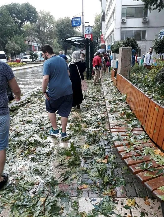 İstanbul’daki şiddetli yağış sosyal medyaya damga vurdu