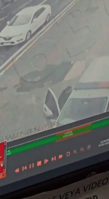 Bağcılar’da dehşete düşüren olay: Önce etrafı gözetledi, sonra polisi bıçakladı