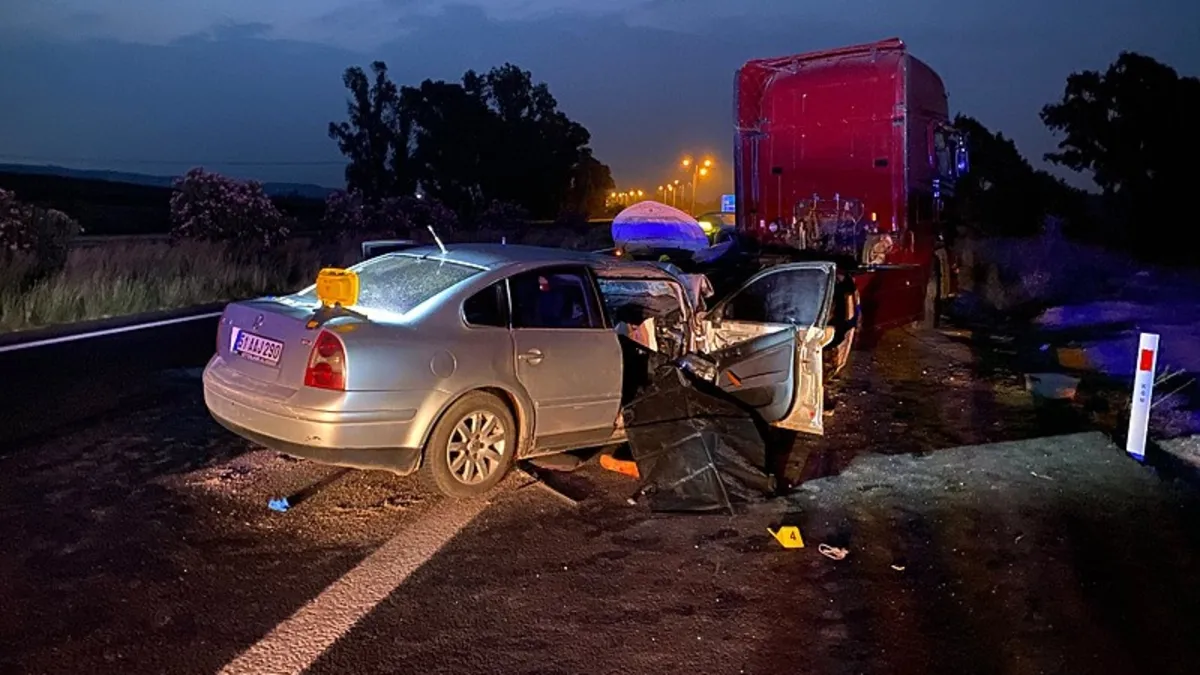 Emniyet şeridinde duran TIR’a otomobil çarptı: 2 ölü Emniyet şeridinde duran TIR’a otomobil çarptı: 2 ölü