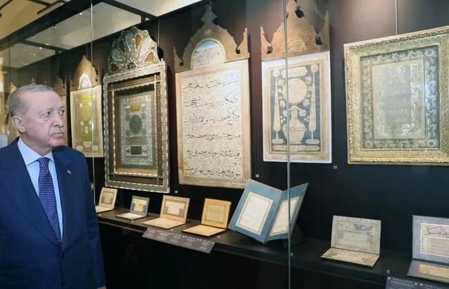 baskan-erdogan-darphane-i-amire-muzelerini-gezdi-eserler-hakkinda-bilgi-aldi-1792853891703.jpg