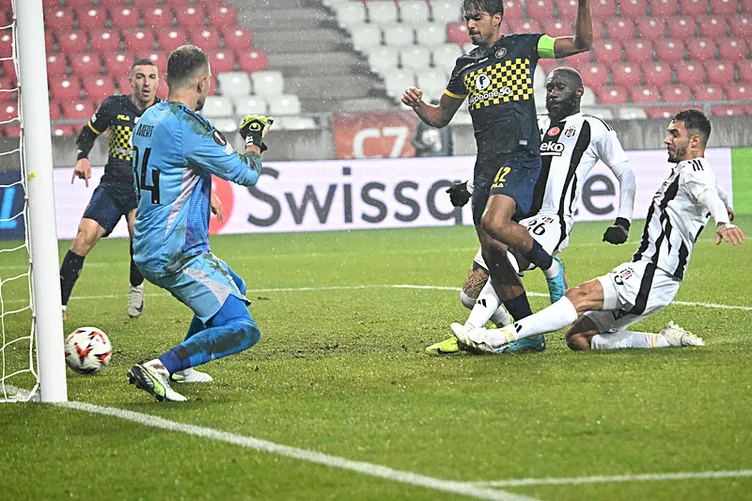 Beşiktaş taraftarı Maccabi maçı sonrası çılgına döndü! Necip Uysal’a şok sözler: F.Bahçe maçında böyle oynarsanız...