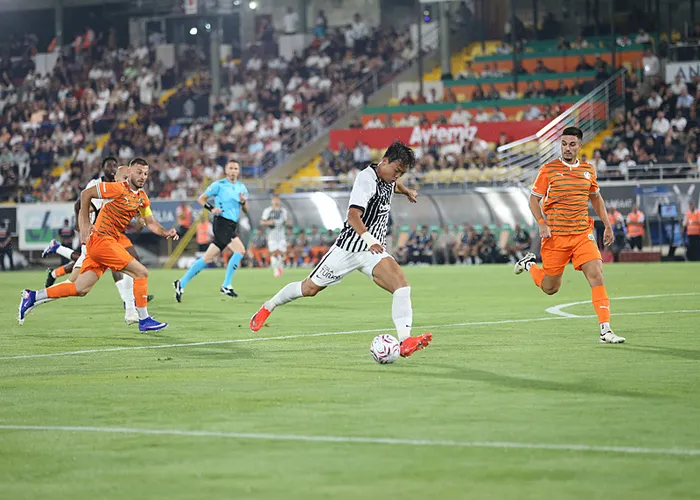 canli-super-ligde-alanyaspor-besiktas-maci-ilk-yari-oynaniyor-1787511735987.jpeg