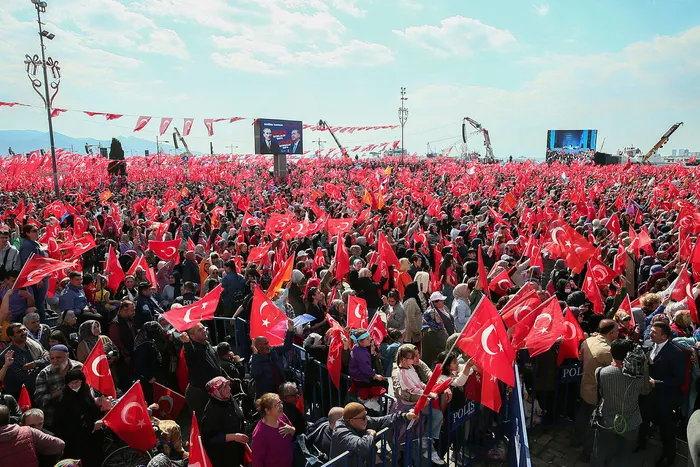 son-dakika-haberi-baskan-erdogandan-izmirde-onemli-aciklamalar-coskulu-kalabaliga-sesleniyor-1682779634765.jpg