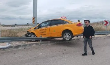 Yer Kırıkkale: Taksi bariyerin üzerine çıktı! Yaralılar var