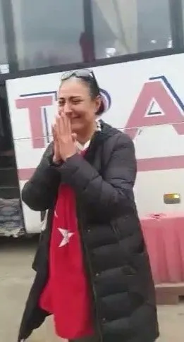 Son dakika haberi: Bu görüntü herkesi ağlattı! Ukraynalılar Türk bayraklarına sarıldı