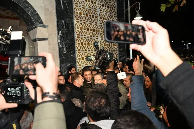 chp-genel-baskani-ozel-sehit-cenazesinde-yuhalandi-ozgur-disari-sloganlari-atildi-1703438900803.jpg