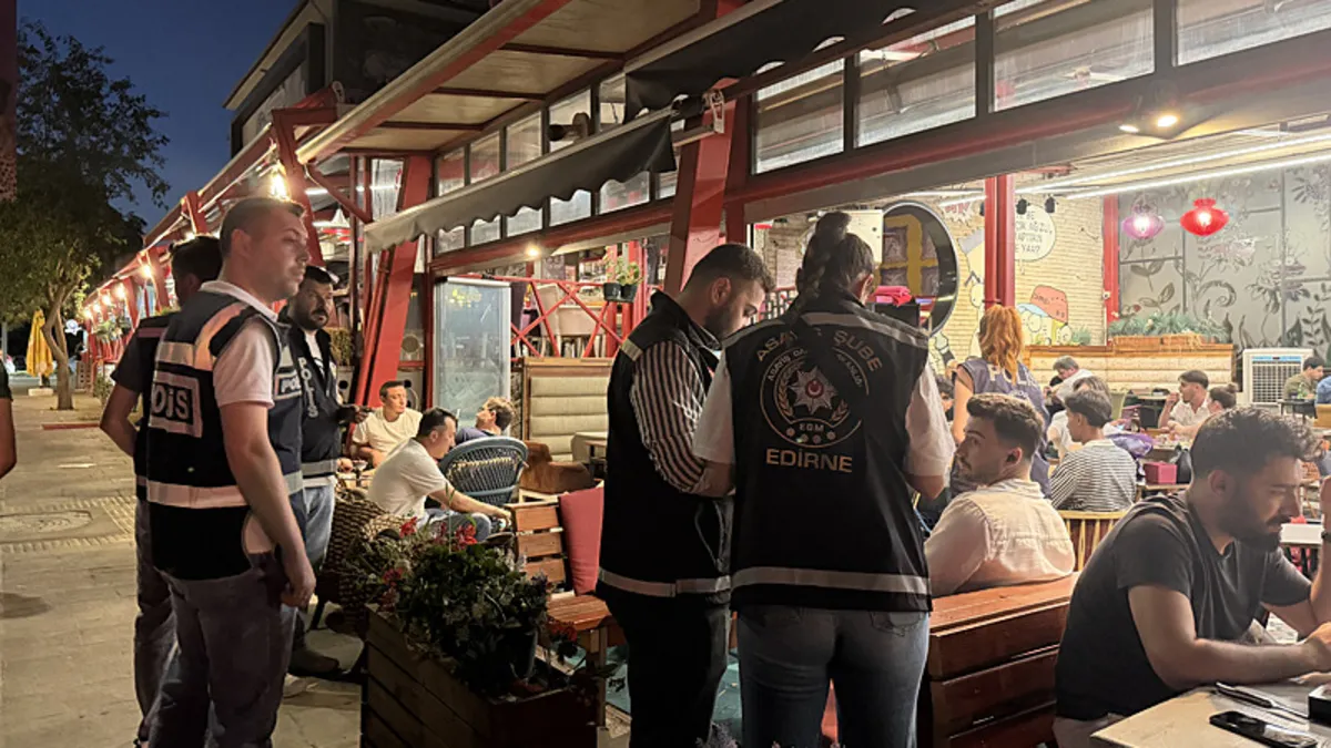 Edirne’de gece yarısı uygulaması: 1964 kişi ve 458 araç denetlendi! Edirne’de gece yarısı uygulaması: 1964 kişi ve 458 araç denetlendi!