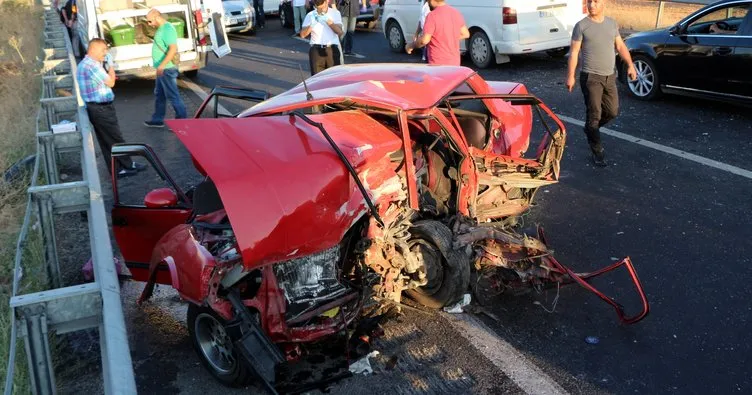 İki araç kafa kafaya çarpıştı: 2 ölü, 6 yaralı
