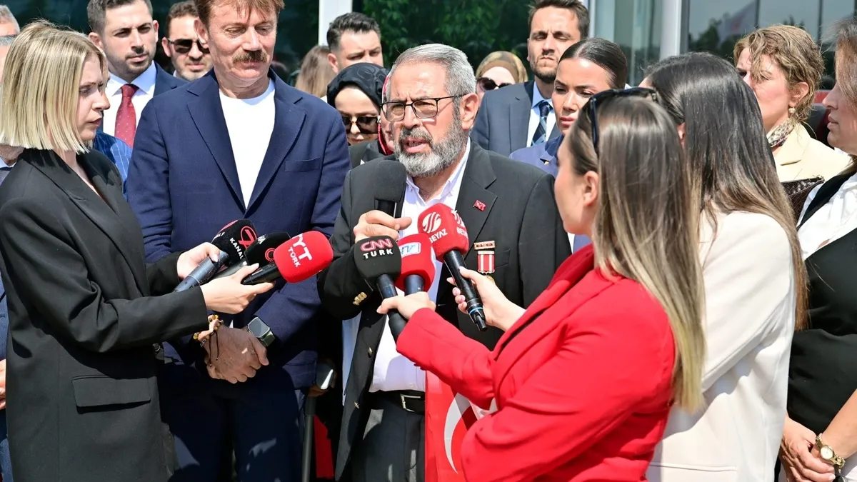 Bahçelievler Belediye binası önünde toplanan 15 Temmuz şehit yakınları ve gazileri, CHP'li meclis üyesine tepki gösteriyor.