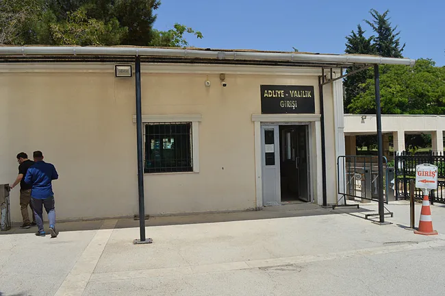 oglu-ve-3-arkadasi-kendisine-bombali-tuzak-kurdu-baba-sikayetci-olmadi-1758123760969.jpeg