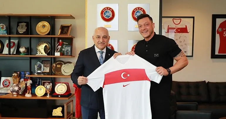 Mesut Özil’den Mehmet Büyükekşi’ye ziyaret