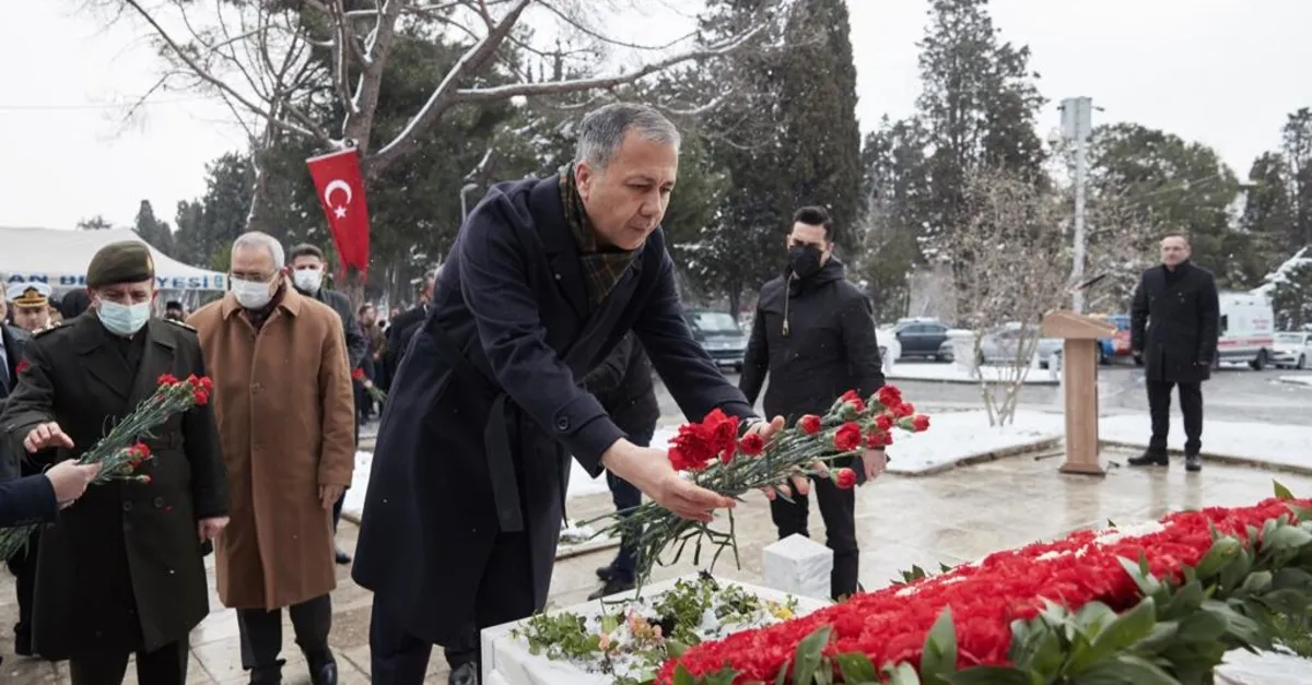 Mehmet Akif Ersoy kabri başında anıldı - Son Dakika Haberler