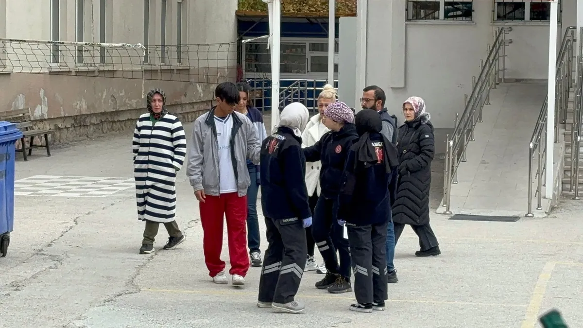 Bolu'da 2 öğrencinin kavgasında 1 kişi bıçaklandı Bolu'da 2 öğrencinin kavgasında 1 kişi bıçaklandı