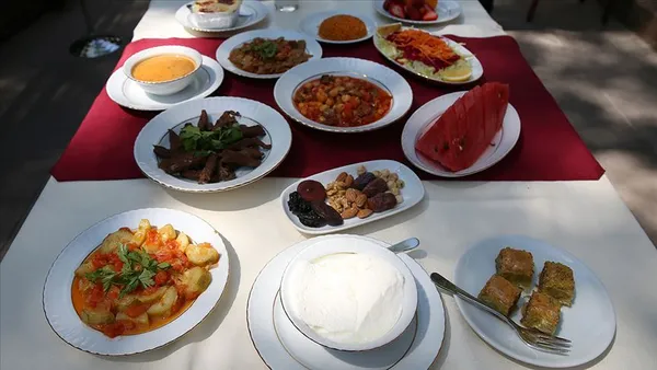 iftar-menulerinde-gizli-ucrete-gecit-yok-bakanlik-servis-ve-kuver-ucretlerini-yakin-takibe-aldi-1771403229832.png