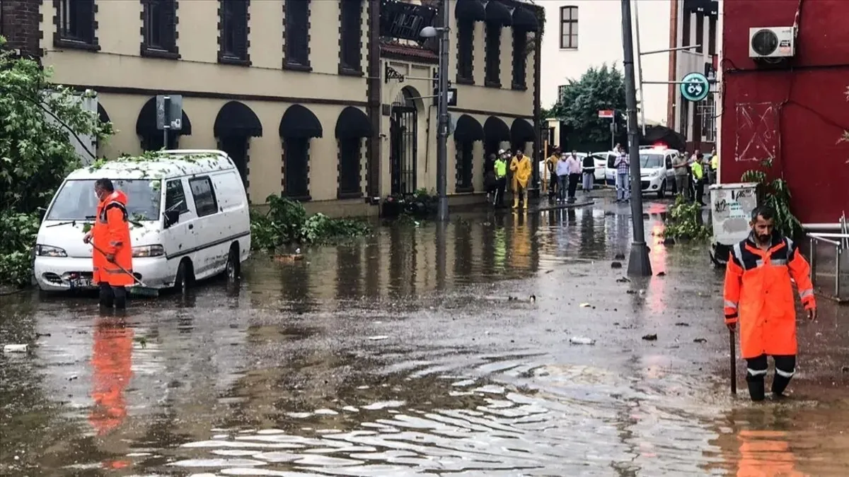 Bakan Bolat duyurdu: İstanbul'da selden etkilenen esnafa dev destek!
