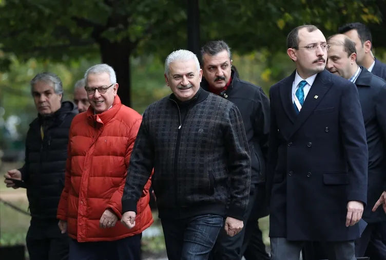 Başbakan Yıldırım ABD'de gazetecilerle sabah yürüyüşüne çıktı