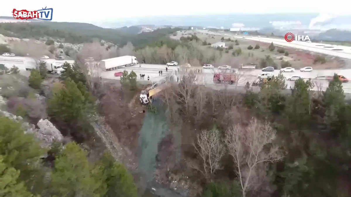 Kastamonu’da sürücüsü fenalaşan hafriyat kamyon şarampole devrildi videosunu izle Kastamonu’da sürücüsü fenalaşan hafriyat kamyon şarampole devrildi videosunu izle