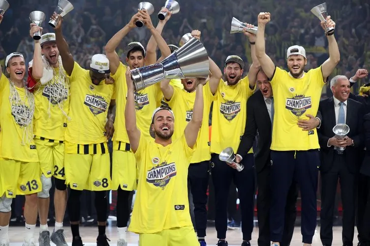 Fenerbahçe-Olympiakos karşılaşmasından renkli kareler
