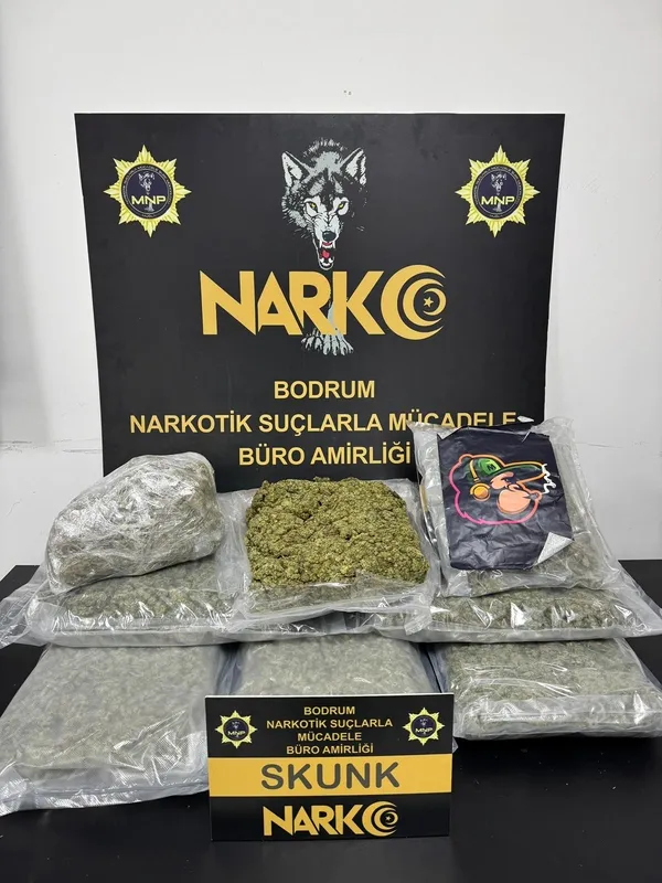 otobusten-zehir-cikti-8-kilo-skunk-ele-gecirildi-1770713668002.jpg