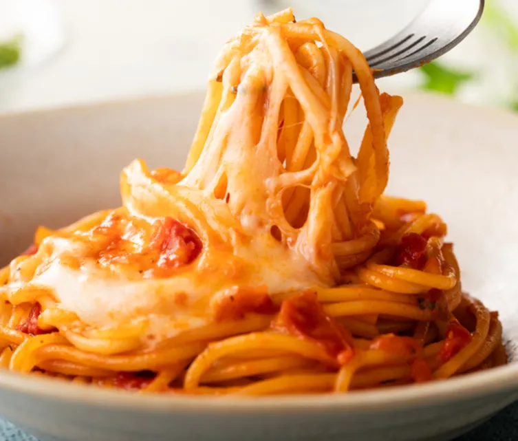 Klasik makarnayı tahtından eden tarif! Peynirli domatesli makarna