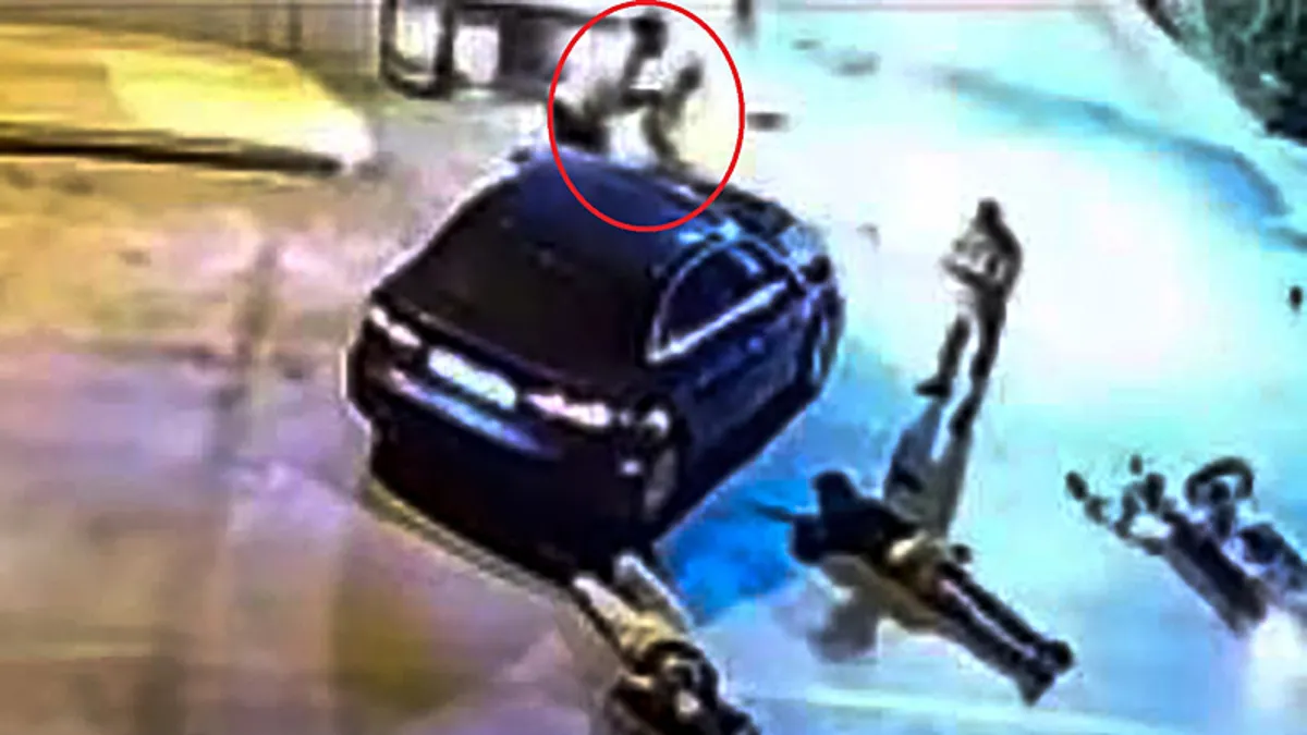 Mersin’de kan donduran kaza: Çarptığı yaralıları otomobiliyle ezerek kaçtı! Olay anı kamerada… Mersin’de kan donduran kaza: Çarptığı yaralıları otomobiliyle ezerek kaçtı! Olay anı kamerada…
