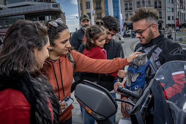 motorlu-kedi-gofretle-tanisin-istanbul-turu-adeta-viral-oldu-1763706336353.jpeg