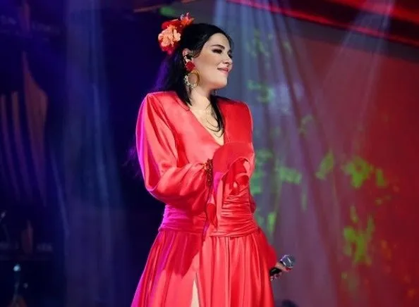Tuğçe Tayfur 2 sene sonra sahnelere döndü! Babası Ferdi Tayfur’u bakın nasıl andı...