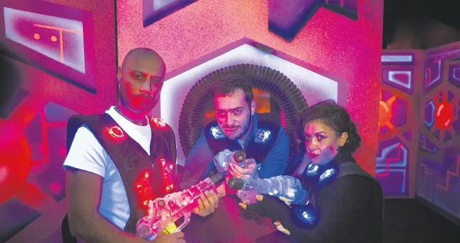 Dostu Dostuna Sirtindan Vurduran Oyun Laser Tag Cumartesi Sabah Haberleri