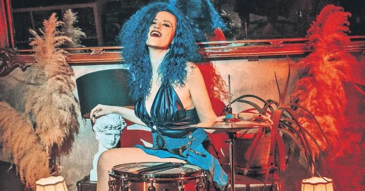 Davul çalarak şarkı söyleyen mavi saçlı kız