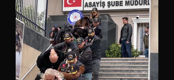 referansla-girilen-vip-fuhus-sebekesine-operasyon-52-kadin-kurtarildi-4-ilde-14-kisi-gozaltina-alindi-1777100267424.jpg