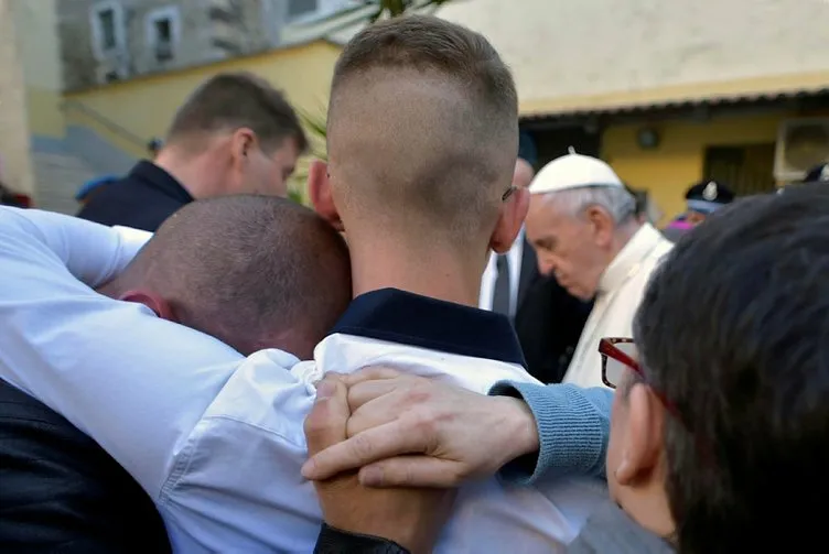 Papa mafya babasının ayağını yıkadı ve öptü!