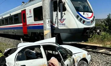Tren otomobile çarptı: 1 ölü