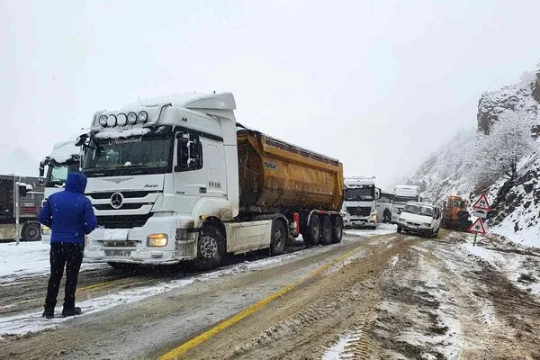Zigana dağında kar yağışı ulaşımı olumsuz etkiliyor