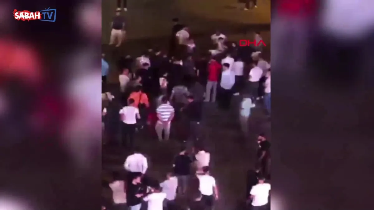 Esenyurt’ta düğünde kavga: Halay tartışması büyüdü, ortalık savaş alanına döndü! | Video videosunu izle Esenyurt’ta düğünde kavga: Halay tartışması büyüdü, ortalık savaş alanına döndü! | Video videosunu izle