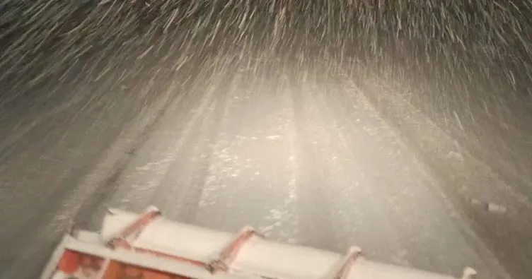 Bursa’da kar yağışı yol kapattı