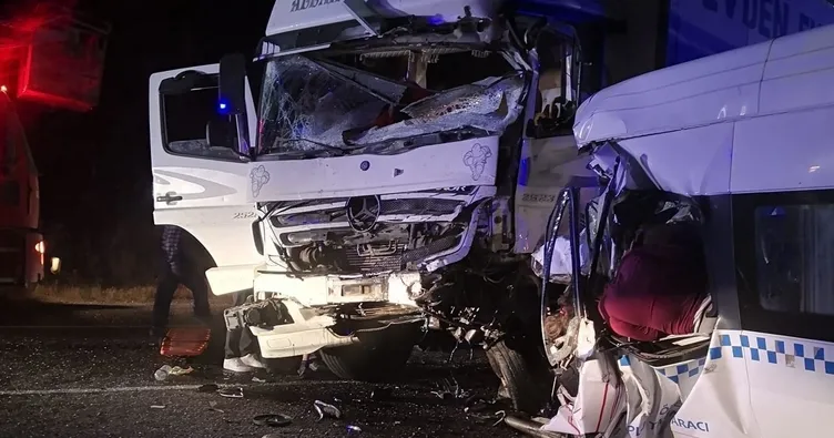 Sivas’ta minibüs ile kamyon çarpıştı: Çok sayıda ölü var