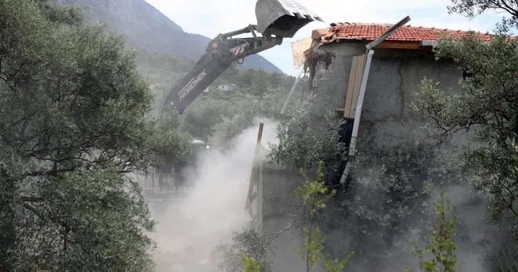 Akbük Koyu’nda kaçak yapılar yıkılmaya devam ediyor