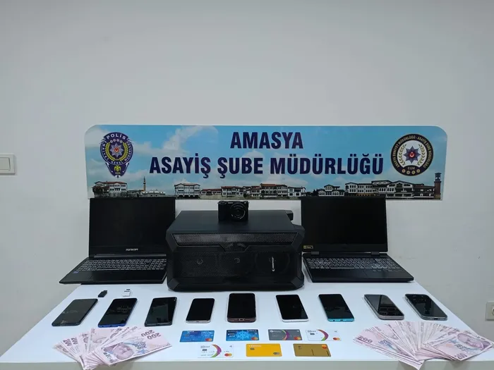 amasya-kredi-karti-bilgilerini-kopyalayarak-21-milyon-tllik-vurgun-yapan-3-supheli-tutuklandi-1772178402808.jpg
