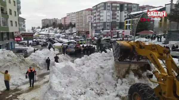 Bitlis'te çatıdan tonlarca kar kütlesi düştü: 3 çocuk yaralı | Video